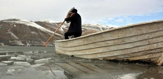 Baraj dondu tekneler buza gömüldü
