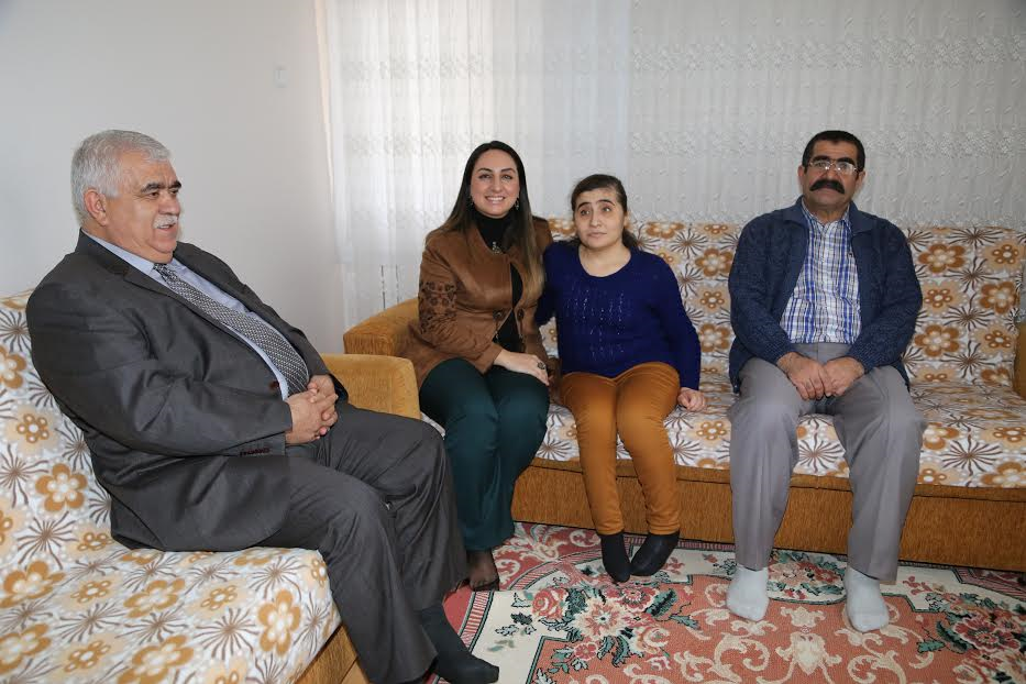 Yeşim Pekmez Hanımefendi; engelleri kaldıran Türkçe öğretmeni Aygül Altuntaş’a ziyaret etti
