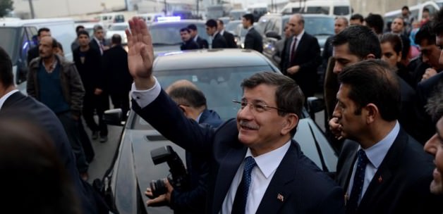 Davutoğlu'na Esenyurt'ta yoğun ilgi