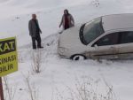 Sular dondu, yollar buz pistine döndü